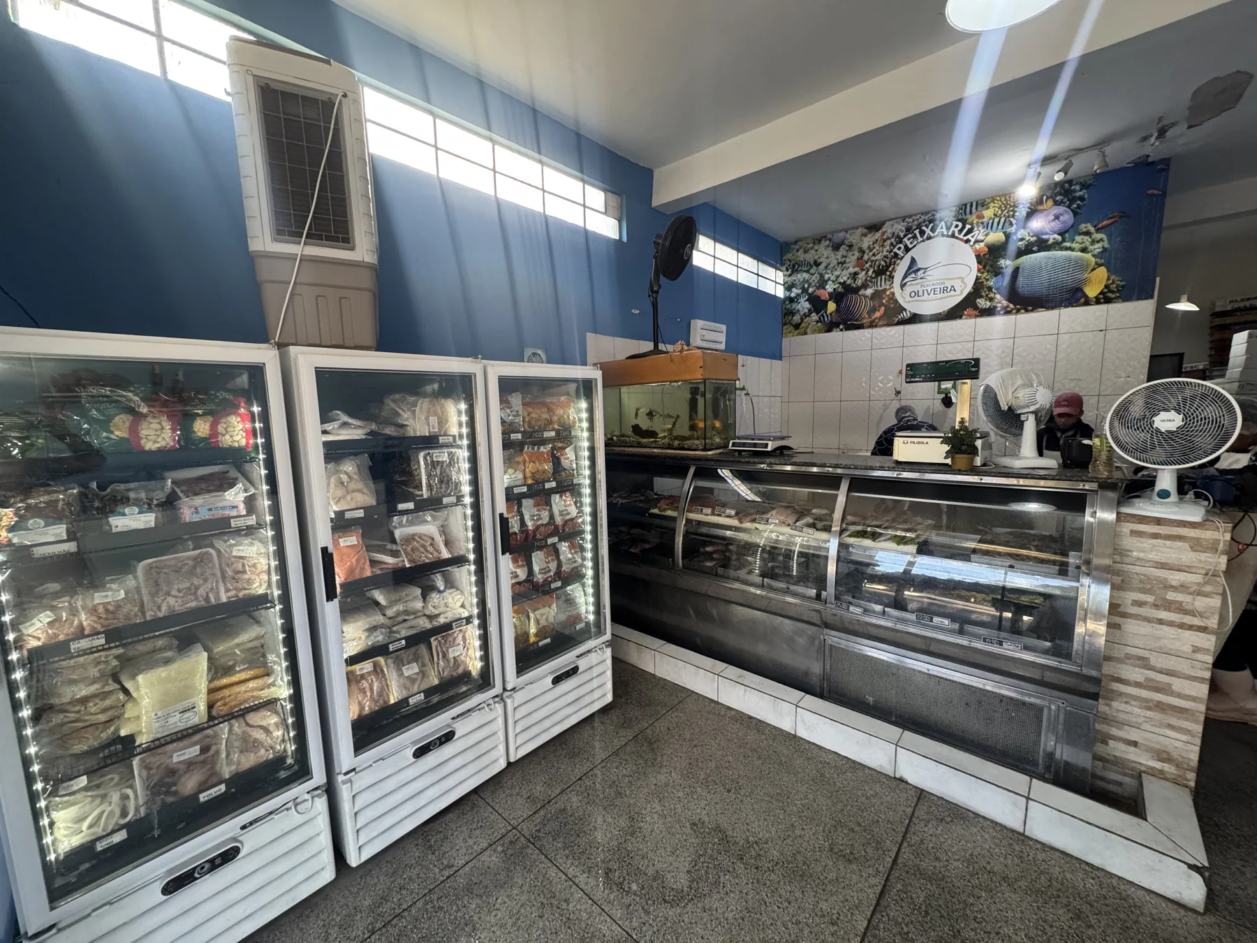 Interior da loja física da Pescados Oliveira em São Paulo